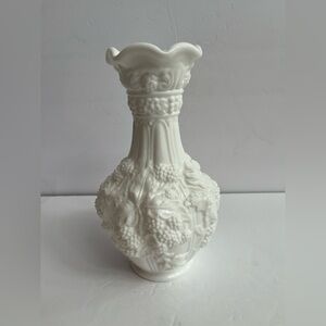 VINTAGE IMPERIAL WHITE GLASS LOGANBERRY VASE WITH FLUTED RIM